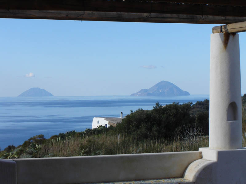 Vista sul mare con Alicudi e Filicudi